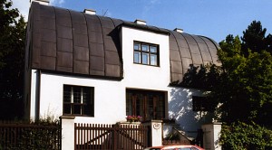 Figure 1. Front facade of the Steiner House, Adolf Loos, 1910, Vienna, Austria. Credit: Nina Aldin Thune. Source: wikimedia commons.