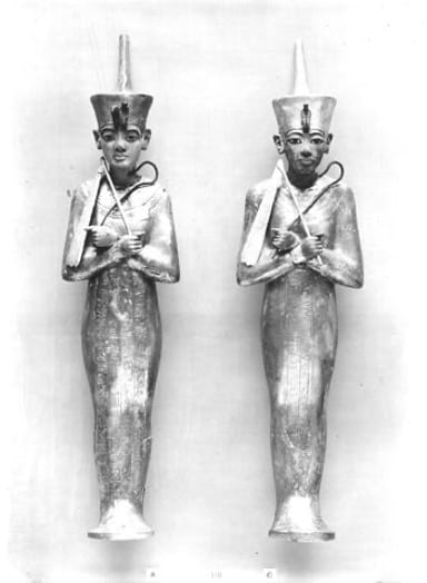 Fig. 7. 330c (on the right), wearing the Deshret crown.