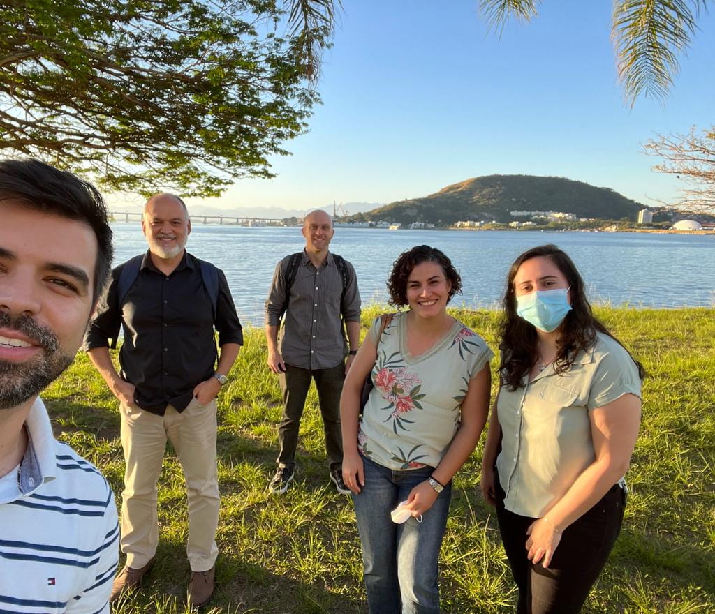 Participants of Semana de Estudos take a picture with the beautiful Rio background